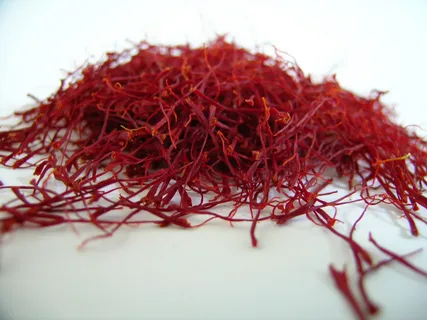 تصویر 4 از زعفران عاقله قائنات با رنگ‌ دهی طبیعی و عطر ملایم مناسب استفاده خانگی